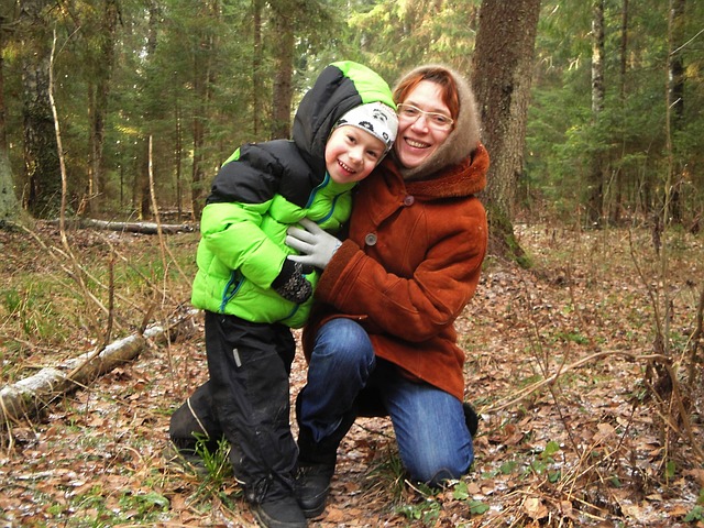 Anya kisfiával az erdőben